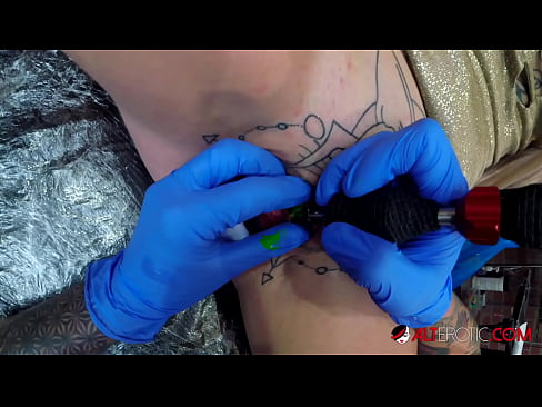 ❤️ Keçika pir tattookirî Sully Savage tattooek li ser klîtorê xwe kir. ❤️❌ Vîdyoyê porno li porno ku.shufflesex.ru ☑