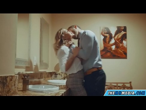❤️ Gava ku blondeyek busty we di nav hewşek gelemperî de dixapîne ❤️❌ Vîdyoyê porno li porno ku.shufflesex.ru ☑